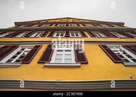 Fassade oder Außenfassade eines Fachwerkgebäudes mit offenem Holzjalousie Im Holzmarkt betont mittelalterliche Architektur eines typischen Holzes Deutsches Haus Stockfoto