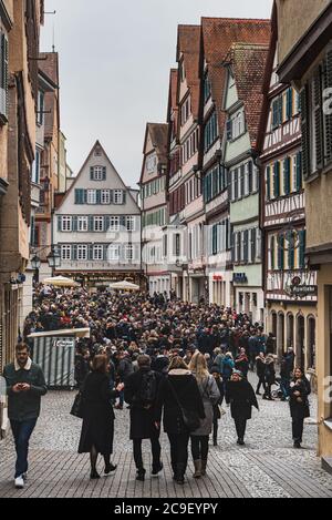 Tübingen, Deutschland - 24. Dezember 2017 Menschen im Rathaus Markt. Menschenmenge in Tübingen Kopfsteinpflasterstraßen umgeben von traditionellen med Stockfoto