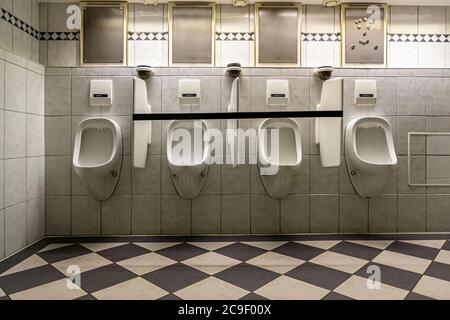 Urinale in der Ferne im Hotel Mühle, Binzen, Deutschland Stockfoto