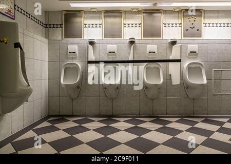 Urinale in der Ferne im Hotel Mühle, Binzen, Deutschland Stockfoto