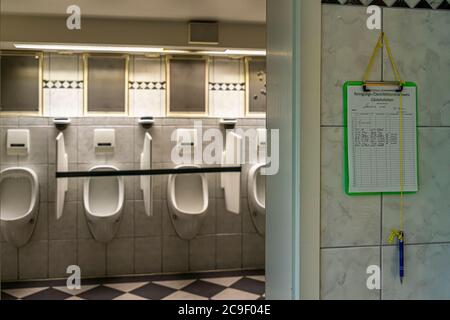 Urinale in der Ferne im Hotel Mühle, Binzen, Deutschland Stockfoto