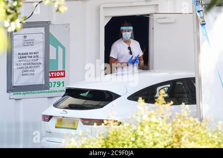 NUMMERNSCHILD VERPIXELT VON PA-BILDSCHREIBTISCH Menschen passieren ein Covid-19-Testzentrum an der Bradford University in West Yorkshire, einem der Bereiche, in denen neue Maßnahmen zur Verhinderung der Ausbreitung des Coronavirus umgesetzt wurden. Für Menschen im Großraum Manchester, in Teilen von East Lancashire und West Yorkshire wurden strengere Regeln eingeführt, die es Mitgliedern verschiedener Haushalte verbieten, sich in Innenräumen zu treffen. Stockfoto