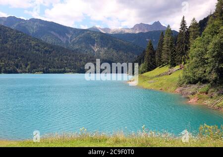 Atemberaubende alpine Landschaft mit dem See in der Nähe des Dorfes SAURIS in Norditalien Stockfoto