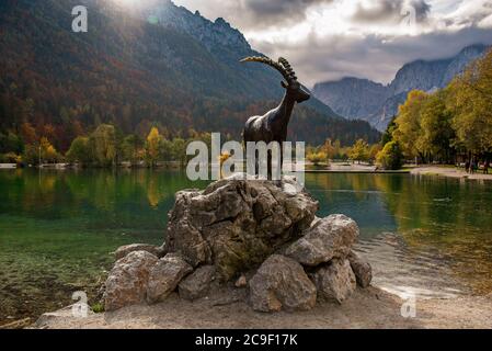 Jasna See mit dem Denkmal der Bergziege - Gämsen an der Vorderseite. Nationalpark Triglav, Slowenien Stockfoto