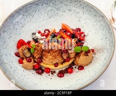 Gourmet-Dessert von Küchenchef Marc Homberger vom Hotel Florhof, Zürich, Schweiz Stockfoto