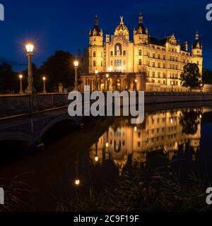 Schloss Schwerin im Osten Deutschlands bei Nacht gesehen. Stockfoto