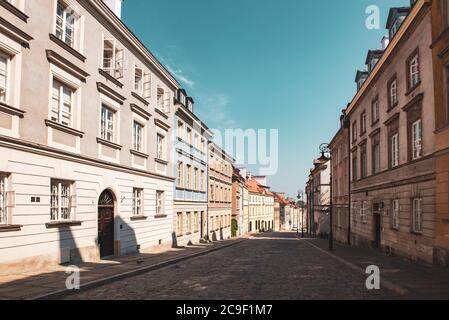 Leere Straße in der Altstadt im Zentrum von Warschau, Polen Stockfoto