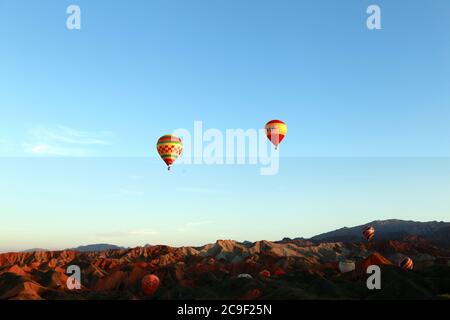 31. Juli 2020, Zhangye, Zhangye, China: GansuÃ¯Â¼Å'CHINA-am 26. Juli 2020 flogen Hunderte von Heißluftballons über die bunte Danxia-Landschaft in Zhangye, Provinz Gansu, und reflektierten die bunte danxia, eine schöne Begegnung zwischen Heißluftballons und bunten Danxia, Die Farbe der bunten Danxia verbessert und zog eine große Anzahl von Touristen.das zweite China Zhangye bunte Danxia (International) Heißluftballon-Festival startete am Mittwoch beim Zhangye bunte Danxia (International) Heißluftballon-Festival. 100 Heißluftballons halten vier Luft sh Stockfoto