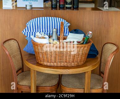 Ein echter Claude Monet wartet hier! Ein Picknickkorb mit Baguette, Käse, einer kalten Gurkensuppe, Obst, Gebäck und Kaffee trägt den Namen des französischen Malers. Im Geiste der französischen Kunst der Dejeuner de l'herbe geht auch die Villa am Römerholz ins Grüne. Reinhart Collection gegründet von Oskar Reinhart in Winterthur, Schweiz Stockfoto