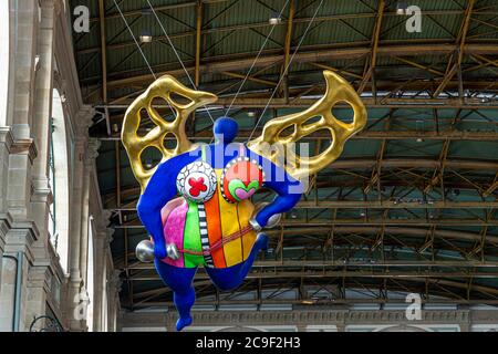 L'Ange Protecteur (Schutzengel) von Niki de Saint Phalle im Hauptbahnhof Zürich, Schweiz Stockfoto