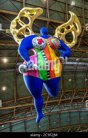 L'Ange Protecteur (Schutzengel) von Niki de Saint Phalle im Hauptbahnhof Zürich, Schweiz Stockfoto