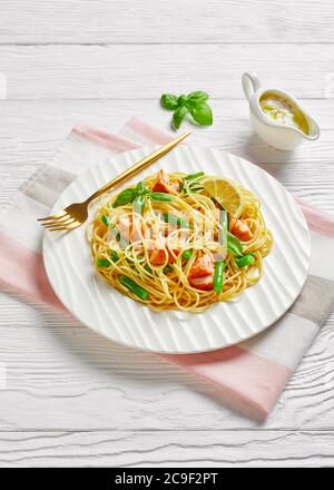 Gourmet Lachs Pasta mit grünen Bohnen und Knoblauchbutter Sauce Stockfoto