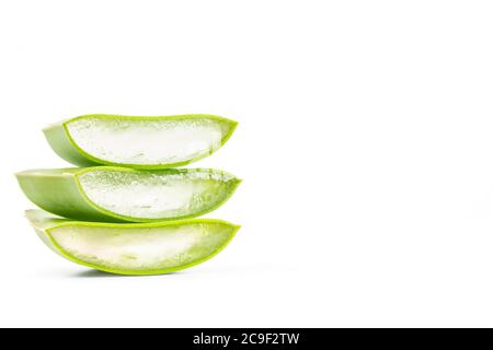 Drei Stücke Aloe Vera Blatt isoliert auf einem weißen Hintergrund Stockfoto