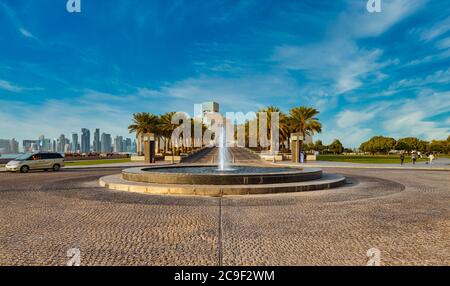 Doha corniche Tageslichtansicht mit Museum der islamischen Kunst und Doha Skyline im Hintergrund und Brunnen im Vordergrund