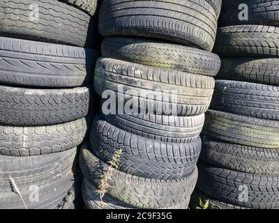 Stapel oder Stapel von ausrangierten alten gebrauchten Gummireifen auf dem Land in Deutschland, Westeuropa Stockfoto