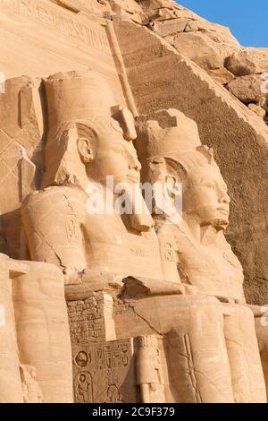 Kolossale Statuen am großen Tempel von Ramesses II, Abu Simbel, Ägypten Stockfoto