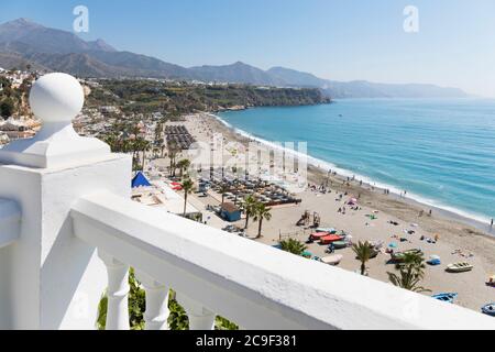 Nerja, Costa del Sol, Provinz Malaga, Andalusien, Südspanien. Burriana Strand von den Gärten des National Parador aus gesehen. Stockfoto