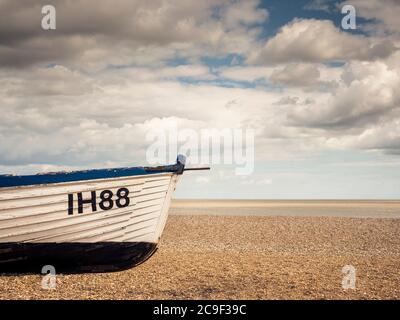 Der Bug eines kleinen Fischerbootes am Strand von Aldeburgh. Stockfoto