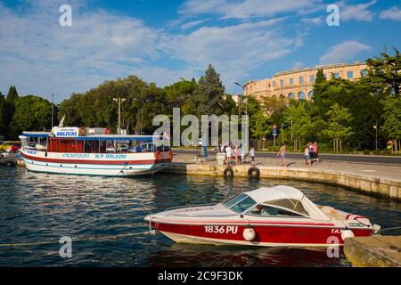 Pula, Gespanschaft Istrien, Kroatien. Das römische Amphitheater gegenüber dem Hafen. Stockfoto