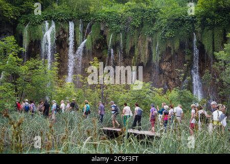 Nationalpark Plitvicer Seen, Lika-Senj County & Karlovac County, Kroatien. Besucher, die auf den hölzernen Gehwegen spazieren, die den Park durchqueren. Stockfoto