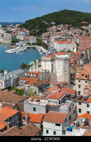 Split, Dalmatinische Küste, Kroatien. Von der Dachterrasse aus hat man einen sehr guten Blick auf den Hafen. Der Turm ist der venezianische Marina Tower aus dem 15. Jahrhundert in Brace Radic Square. T Stockfoto
