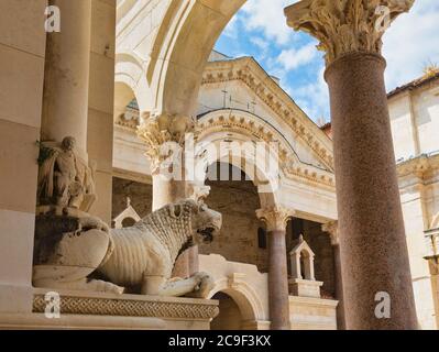Split, Dalmatien, Kroatien.  Peristyl oder Perestil Platz. Das historische Zentrum von Split ist ein UNESCO-Weltkulturerbe. Stockfoto
