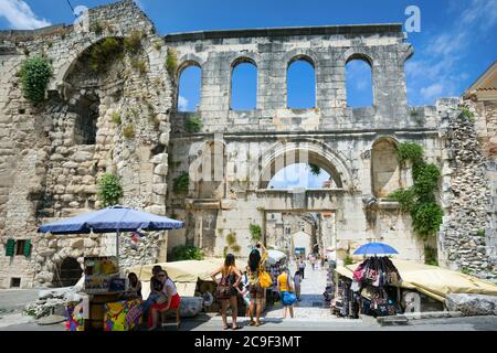 Split, Dalmatinische Küste, Kroatien. Das östliche Tor zum Palast von Diokletian, auch Silbertor genannt. Das Historische Zentrum von Split ist eine UNES Stockfoto