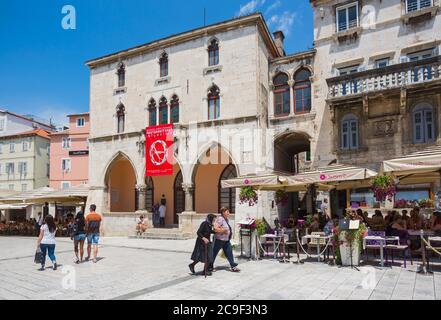 Split, Dalmatinische Küste, Kroatien. Platz der Menschen. Das rote Banner hängt vom Renaissance Rathaus aus dem 15. Jahrhundert. Das historische Zentrum von Split ist Stockfoto
