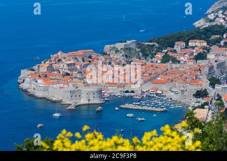 Dubrovnik, Dubrovnik-Neretva County, Kroatien.  Überblick über die Altstadt und den Hafen. Stockfoto