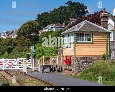 INSTOW, DEVON, Großbritannien - JULI 28 2020: Alte Eisenbahnsignalbox auf S W Coast Path. Stockfoto