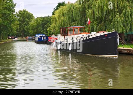 Kanalboote liegen auf dem Grand Union Canal in Stoke Hammond, Milton Keynes Stockfoto