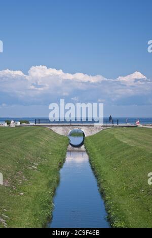 Kanal in Peterhof, St. Petersburg, Russland Stockfoto