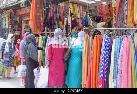 Srinagar, Indien. Juli 2020. Die Menschen genießen Einkaufen vor Eid Feiern am 01. August 2020 in Srinagar City, Indien besetzten Kaschmir. Muslime auf der ganzen Welt bereiten sich darauf vor, Eid Al-Adha oder das Opferfest zu feiern, das das Ende der Haddsch-Wallfahrt nach Mekka markiert, die Tausende von Muslimen auf der ganzen Welt begehen. (Foto von Sajad Hameed/Pacific Press) Quelle: Pacific Press Media Production Corp./Alamy Live News Stockfoto