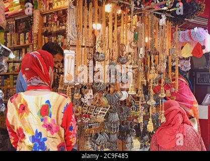 Srinagar, Indien. Juli 2020. Die Menschen genießen Einkaufen vor Eid Feiern am 01. August 2020 in Srinagar City, Indien besetzten Kaschmir. Muslime auf der ganzen Welt bereiten sich darauf vor, Eid Al-Adha oder das Opferfest zu feiern, das das Ende der Haddsch-Wallfahrt nach Mekka markiert, die Tausende von Muslimen auf der ganzen Welt begehen. (Foto von Sajad Hameed/Pacific Press) Quelle: Pacific Press Media Production Corp./Alamy Live News Stockfoto