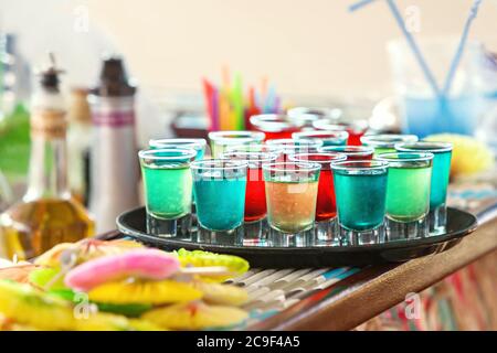 Bunte kalte Cocktails Schüsse auf dem Tablett. Variation von harten alkoholischen Getränken in verschiedenen Farben. Tagesfeier. Stockfoto