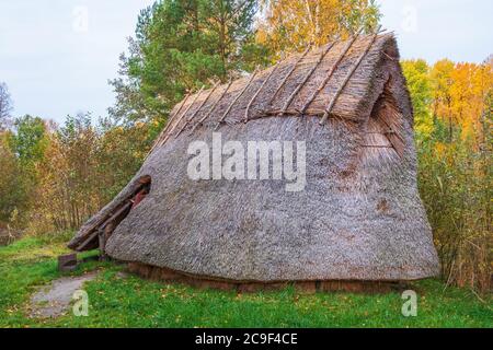 Alte rekonstruierte Strohhütte aus prähistorischer Zeit Stockfoto