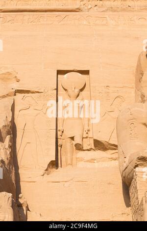 Statue des falkengottes Horus mit einer Sonnenscheibe auf seinem Kopf am Tempel von Ramesses II, Abu Simbel, Ägypten Stockfoto