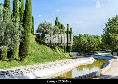 Der Wald der Erinnerung, ein Gedenkgarten im Park von Buen Retiro in Madrid, der an die 191 zivilen Opfer des 2004 Madr erinnert Stockfoto