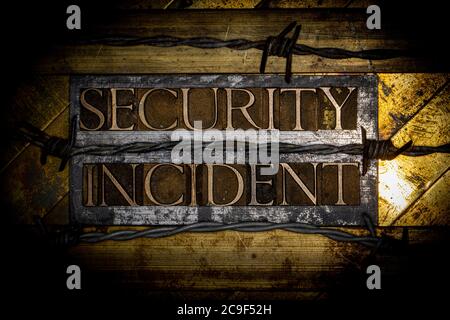 Security Incident Text mit echten authentischen Buchstaben auf vintage texturierten Silber Grunge Kupfer und Gold Hintergrund gebildet Stockfoto