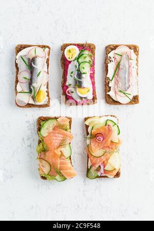 Herzhafter Fisch, Smorrebrod, Set aus fünf traditionellen dänischen Sandwiches Stockfoto