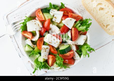 Salat mit Tintenfisch, Gurken, Tomaten, Salat. LCHF, FODMAP, Paläodiät. Stockfoto