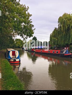 Kanalboote liegen auf dem Grand Union Canal in Stoke Hammond, Milton Keynes Stockfoto