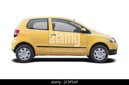 Yellow Sport Hatchback Stadtauto isoliert auf weiß Stockfoto