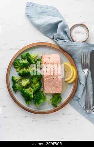 Dampf Lachs und Gemüse, Brokkoli, Paleo, Keto, Lshf oder DASH Diät. Mediterrane Küche Stockfoto