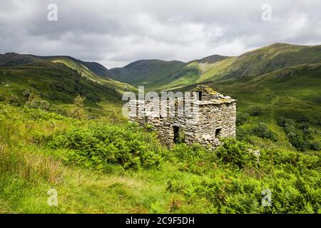 Verlassene Ruinen einer Schäferhütte mit Blick auf die oberen Abschnitte des Troutbecktals im Lake District National Park, Cumbria. Stockfoto