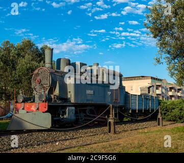 Monserrato, Sardinien, Italien - 07 24 2020: Alte italienische Lokomotive Giara gebaut von Ernesto Breda im Jahr 1917 mit bewölktem Himmel im Hintergrund Stockfoto