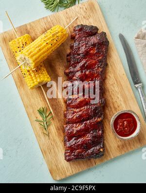 Gegrillte Schweineribs. Rezept für langsames Kochen. Ganze eingelegte gebratenes Schweinefleisch Stockfoto