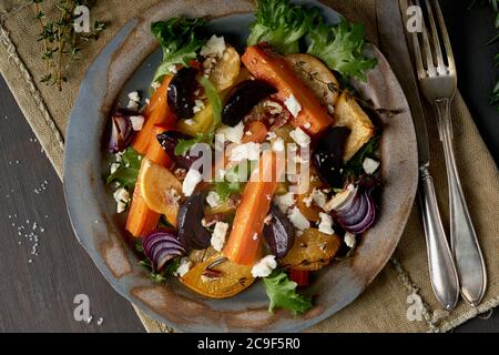 Vegetarischer Salat Schafskäse, gebackenes gebratenes Gemüse, Keto Ketogenic DASH Diät Stockfoto