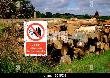 Steigen Sie nicht auf Holzstapel Schild, Norden norfolk, england Stockfoto