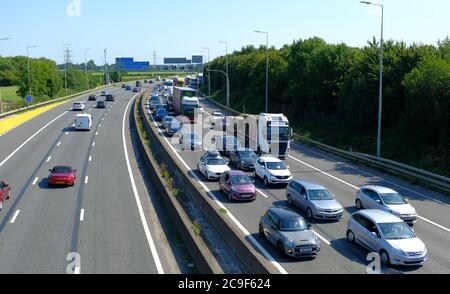 Bristol, 31. Juli 2020. Der starke Sommerverkehr hat den Verkehr auf der Autobahn M5 in Richtung Süden an der Anschlussstelle 17 stark verlangsamt. Der Verkehr in Richtung Norden bewegt sich frei, aber die zunehmende Zahl von Menschen, die an diesem sehr heißen Freitag in Richtung Süden in Richtung Urlaubsziele fahren, hat die Autobahn fast zum Stillstand gebracht. Kredit: JMF Nachrichten/Alamy Live Nachrichten Stockfoto